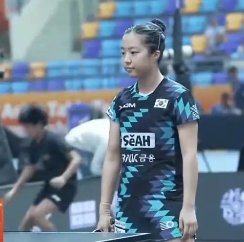 yid, 仍微笑摸莎 yid, 仍微笑摸莎